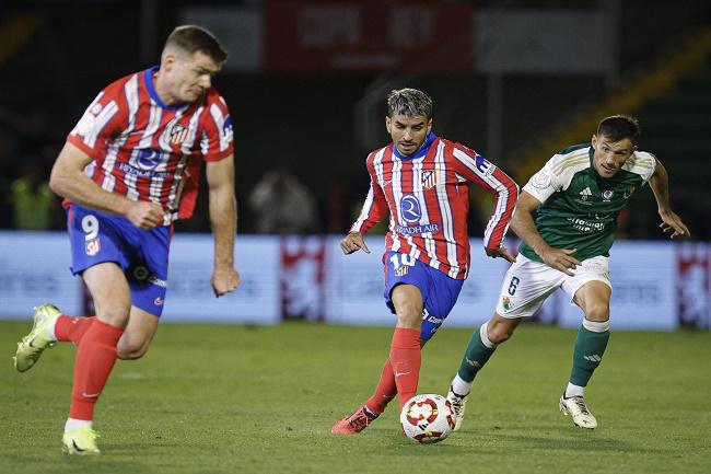 Para pemain Atletico Madrid berusaha mengamankan bola dalam laga melawan Cacereno di ajang Copa del Rey. (Twitter/@Atleti)