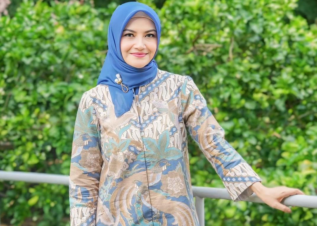 Tina Talisa salam sebuah acara. (Instagram/@ tina_talisa)