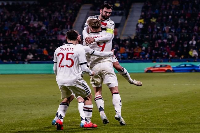 Para pemain Manchester United berselebrasi usai Rasmus Hojlund mencetak gol ke gawang Viktoria Plezen dalam laga lanjutan Liga Europa. (Twitter/@ManUtd)