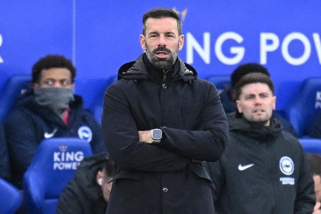 Pelatih Leicester City Ruud van Nistelrooy saat mendampingi timnya bertanding. (Twitter/@LCFC)