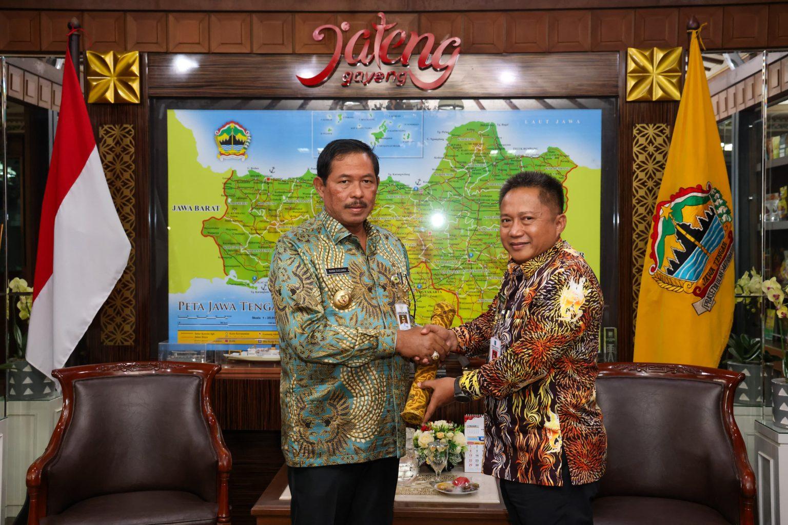 Penjabat Gubernur Jawa Tengah, Nana Sudjana menyerahkan Surat Keputusan (SK) perpanjangan masa jabatan Pj Wali Kota Salatiga, Yasip Khasani, di kantor Gubernur Jateng, Kamis (12/12). (Dok.Pemprov Jateng)