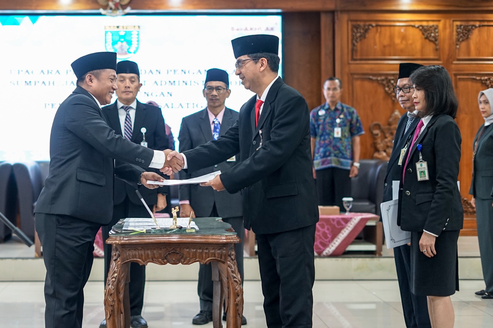 Penjabat (Pj) Wali Kota Salatiga, Yasip Khasani (kiri) melantik dan mengambil sumpah janji terhadap sembilan Pejabat Administrator di Lingkungan Pemerintah KotaSalatiga. (Dok.Pemkot Salatiga)