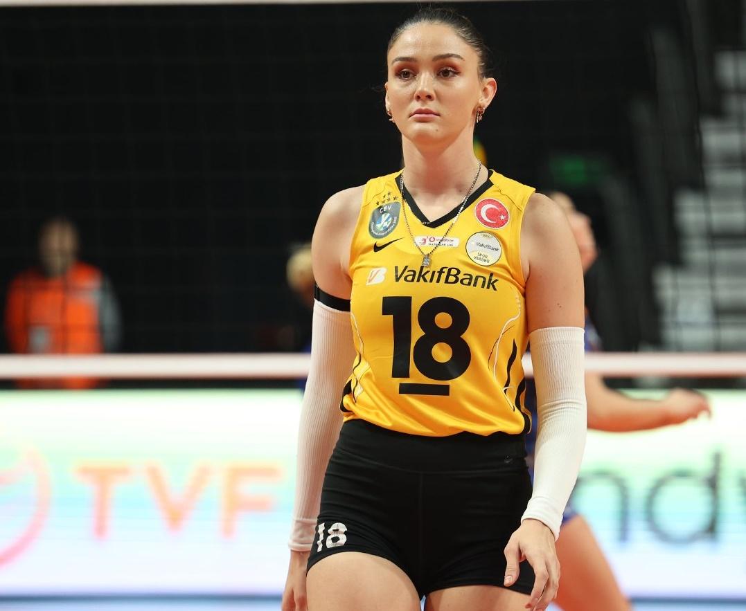 Zehra Gunes saat pertandingan melawan FC Porto. (Twitter/@VakifBankSK)