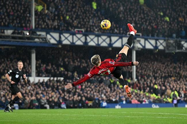 Alejandro Garnacho saat melakukan salto untuk membuat gol dalam pertandingan melawan Everton. (Twitter/@ManUtd)