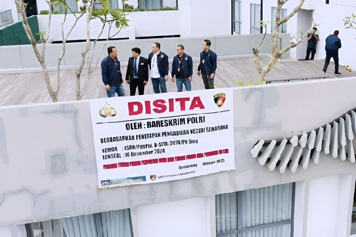 Tim Bareskrim saat melakukan penyitaan Hotel Aruss Semarang. (Dok.Polri)