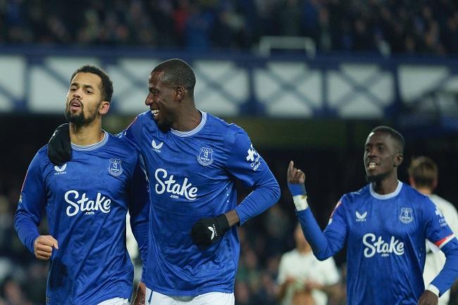 Para pemain Everton berselebrasi usai mencetak gol ke gawang Peterborough dalam laga Piala FA. (Twitter/@Everton)
