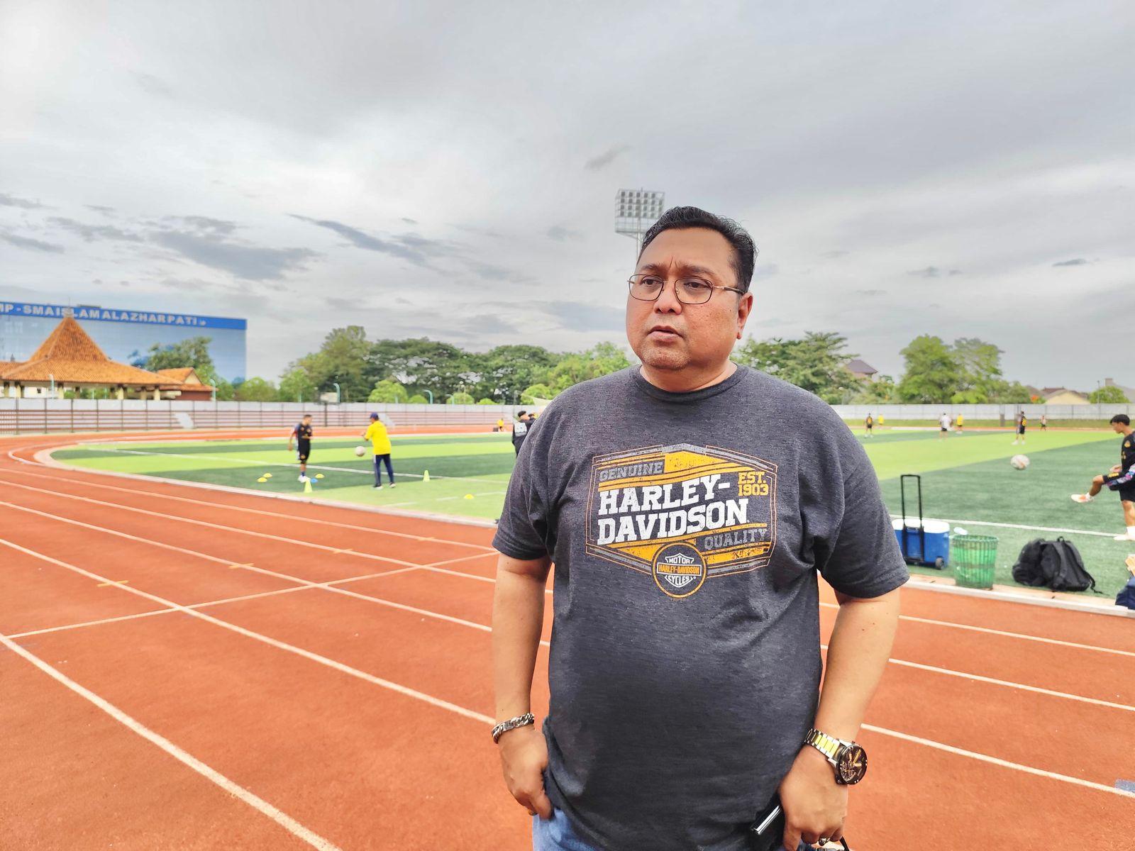 Foto : CEO klub sepak bola perserta Liga 2 Indonesia, Persipa Pati Joni Kurnianto saat memantau timnya berlatih di Stadion Joyokusumo Pati.