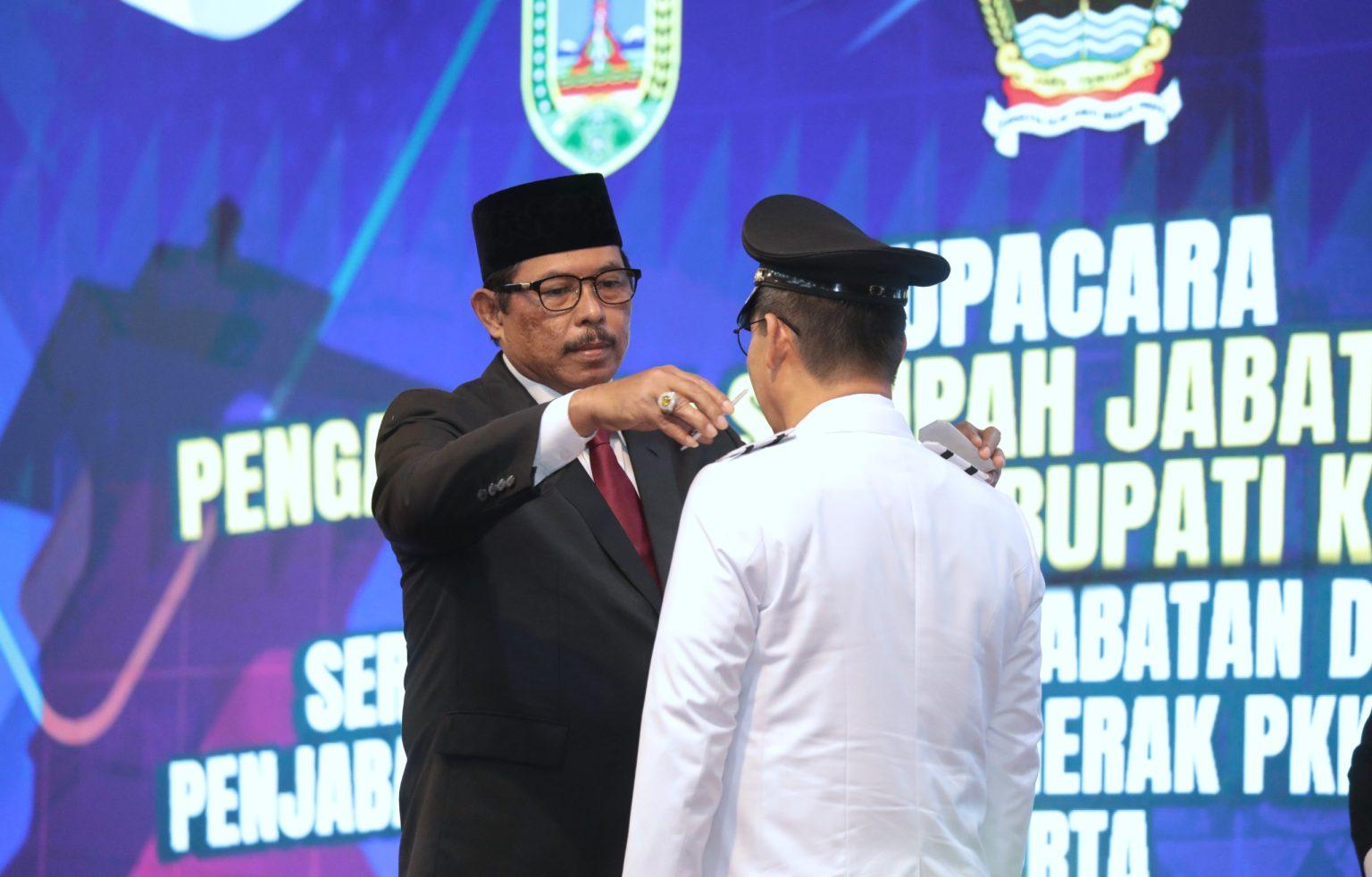 Penjabat (Pj) Gubernur Jawa Tengah Nana Sudjana saat melantik Herda Helmijaya sebagai Pj Bupati Kudus. (Dok.Pemprov Jateng)