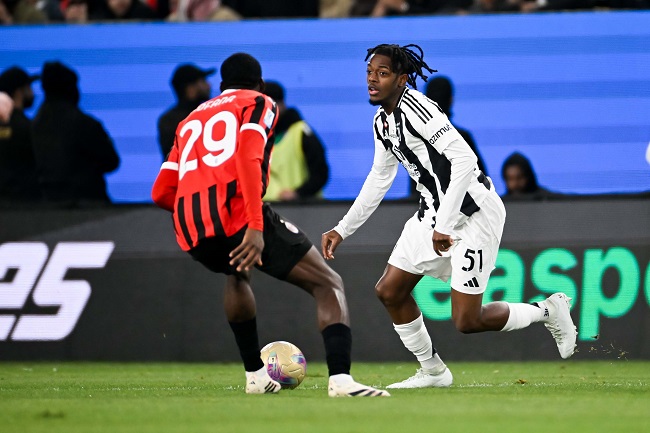 Pemain Juventus dan AC Milan berebut bola dalam laga Piala Super Italia. (Twitter/@juventusfcen)