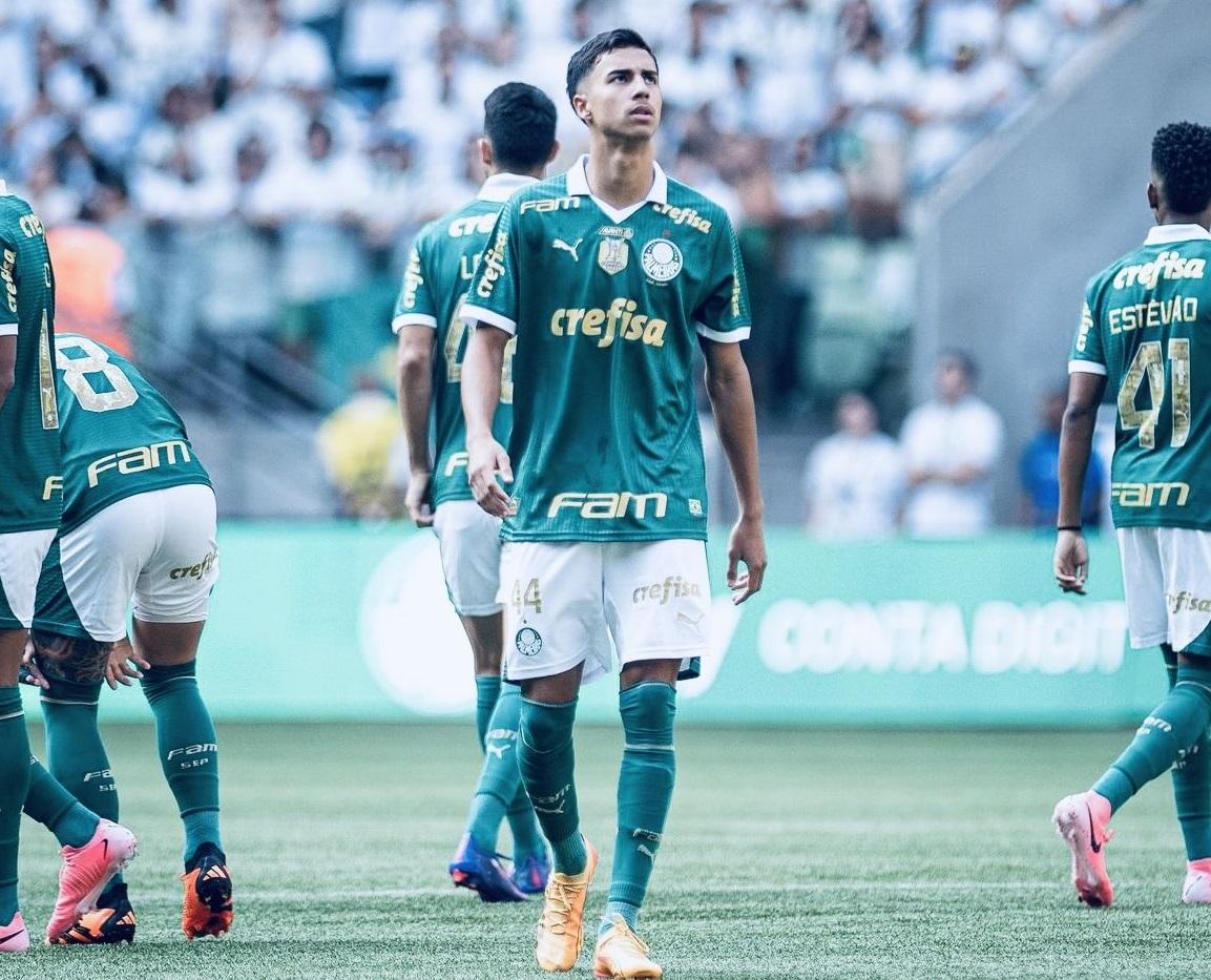 Vitor Reis dalam sebuah pertandingan bersama Palmeiras. (Twitter/ @Ben_Mattinson_)