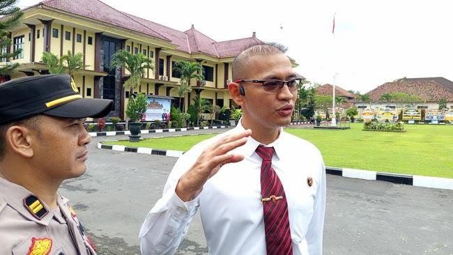 barang bukti senjata tajam yang digunakan pria magelang sandera keluarga di masjid magelang 1 169
