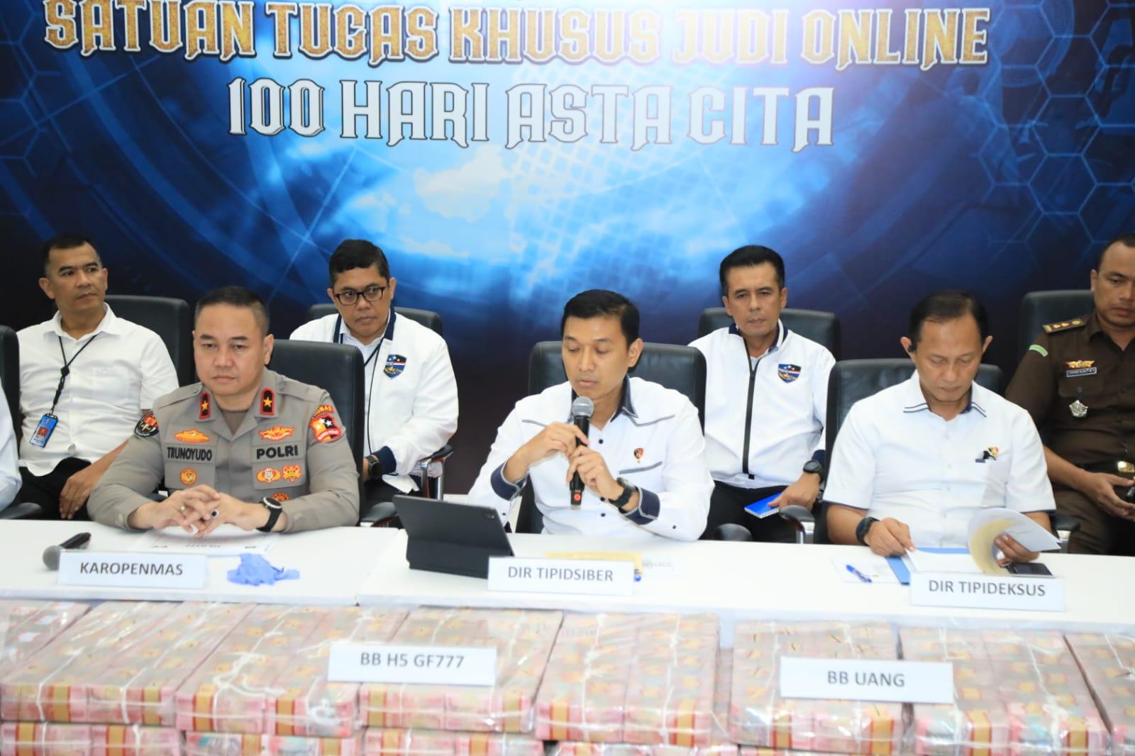 Direktorat Tindak Pidana Siber (Dittipidsiber) Bareskrim Polri menyita Rp61 miliar dari penangkapan 11 pelaku terkait tiga situs web judi online. (Dok.Polri)