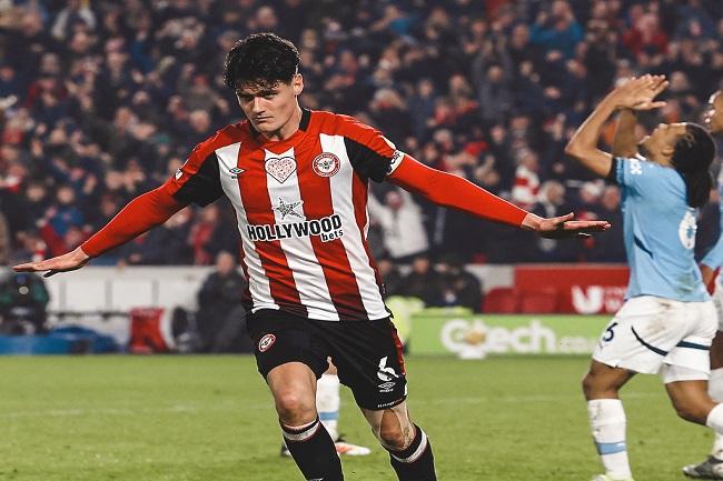 Pemain Brentford Christian Norgaard berselebrasi usai mencetak gol ke gawang Manchester City dalam laga lanjutan Premier League. (Twitter/@BrentfordFC )