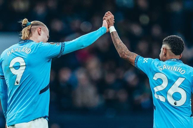Pemain Manchester City Erling Haaland dan Savinho berselebrasi usai mencetak gol ke gawang West Ham dalam laga Liga Inggris. (Twitter/@ManCity)