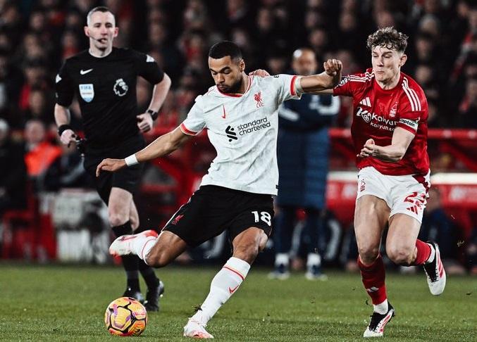 Pemain Liverpool dan Nottingham Forest berebut bola dalam laga lanjutan Premier League. (Twitter/@LFC)