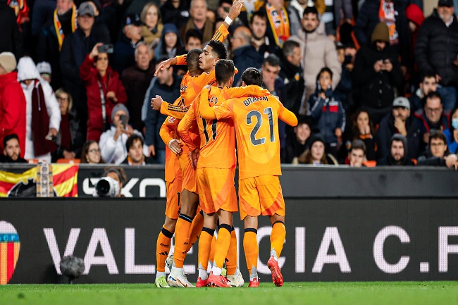 Para pemain Real Madrid berselebrasi usai mencetak gol ke gawang Valencia dalam pertandingan lanjutan La Liga Spanyol. (Twitter/@realmadrid)