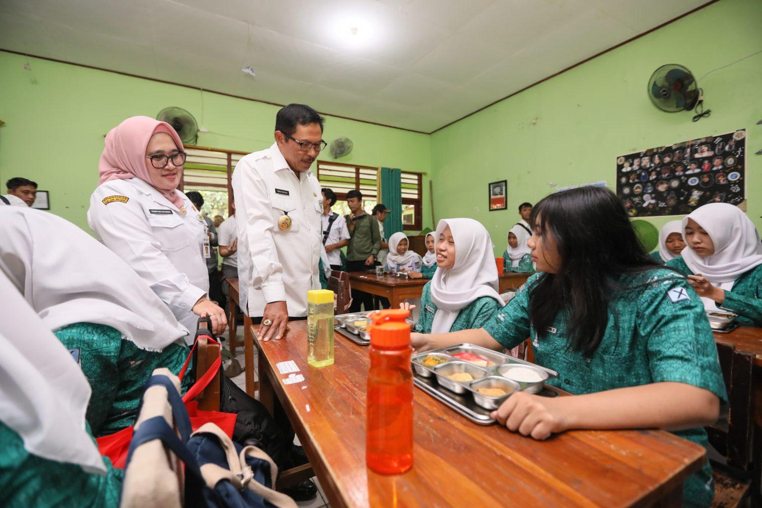 Penjabat (Pj) Gubernur Jawa Tengah Nana Sudjana saat meninjau pelaksanaan program MBG di SMA Negeri 4 Kota Semarang. (Dok.Pemprov Jateng)
