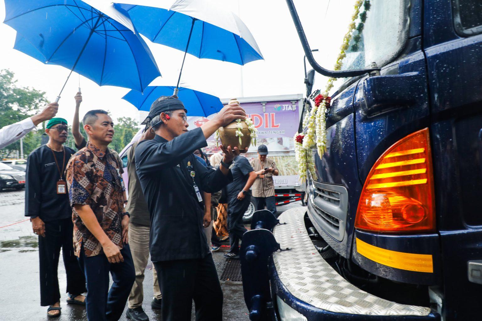 Sekretaris Daerah Provinsi Jawa Tengah, Sumarno saat prosesi serah terima truk remise dari Bank Indonesia. (Dok.Pemprov Jateng)