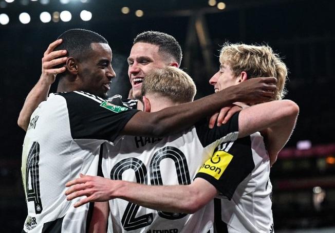 Para pemain Newcastle berselebrasi usai mencetak gol ke gawang Arsenal dalam laga semifinal pertama Carabao Cup. (Twitter/@NUFC)