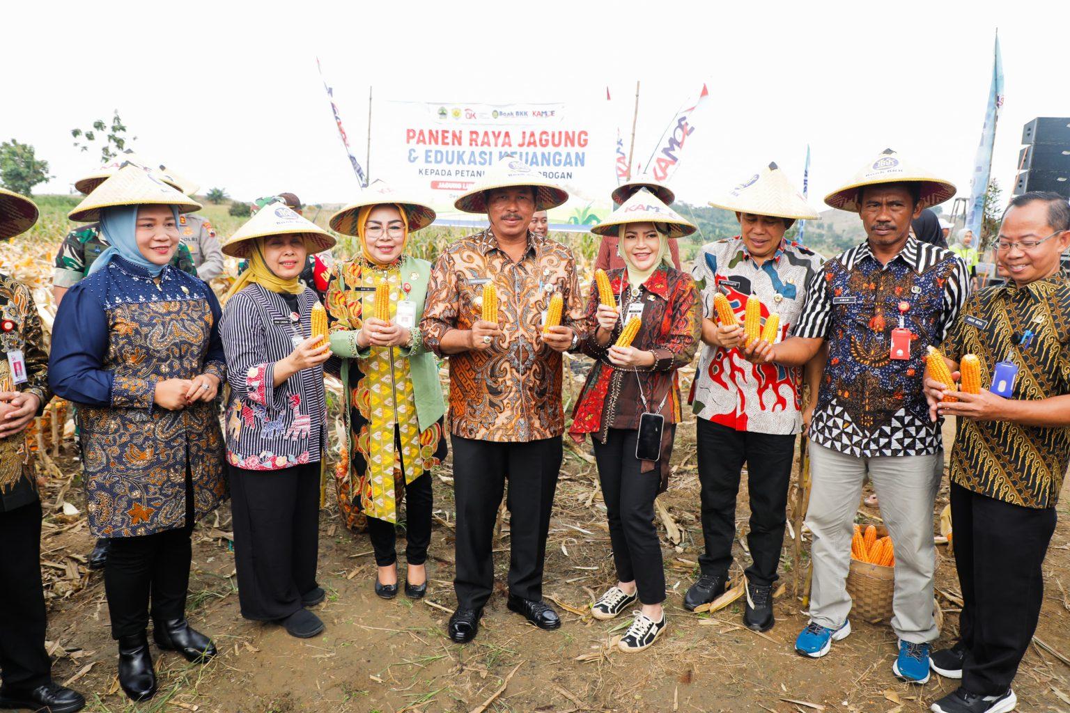 Penjabat (Pj) Gubernur Jawa Tengah, Nana Sudjana melakukan panen raya jagung bersama Kelompok Tani Hutan (KTH).(Dok.Pemprov Jateng)