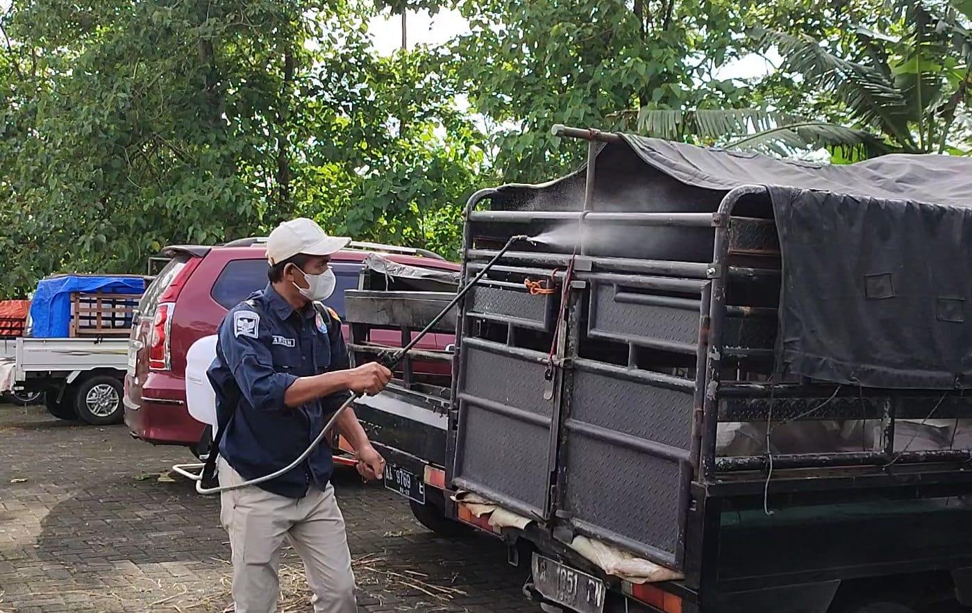 Tim Dinas Ketahanan Pangan Pertanian dan Perikanan (DKP3) Temanggung saat melakukan desinfeksi dan dekontaminasi di Pasar Hewan Kranggan sebagai bagian pencegahan penyakit mulut dan kuku pada ternak. (Dok.Pemkab Temanggung)