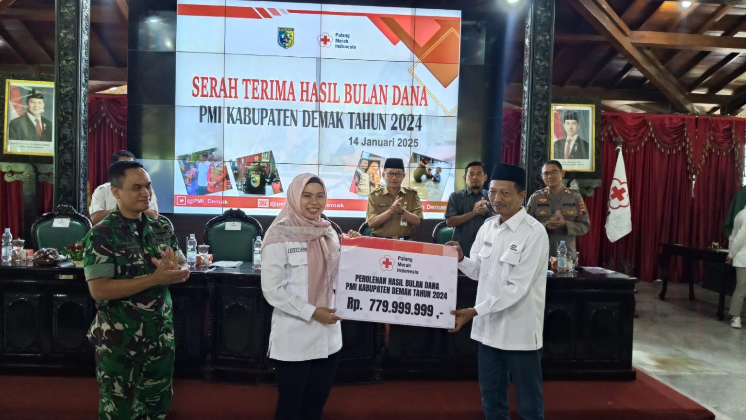 Bupati Demak Eisti’anah saat menerima tanda terima hasil bulan dana PMI. (Dok.Pemkab Demak)