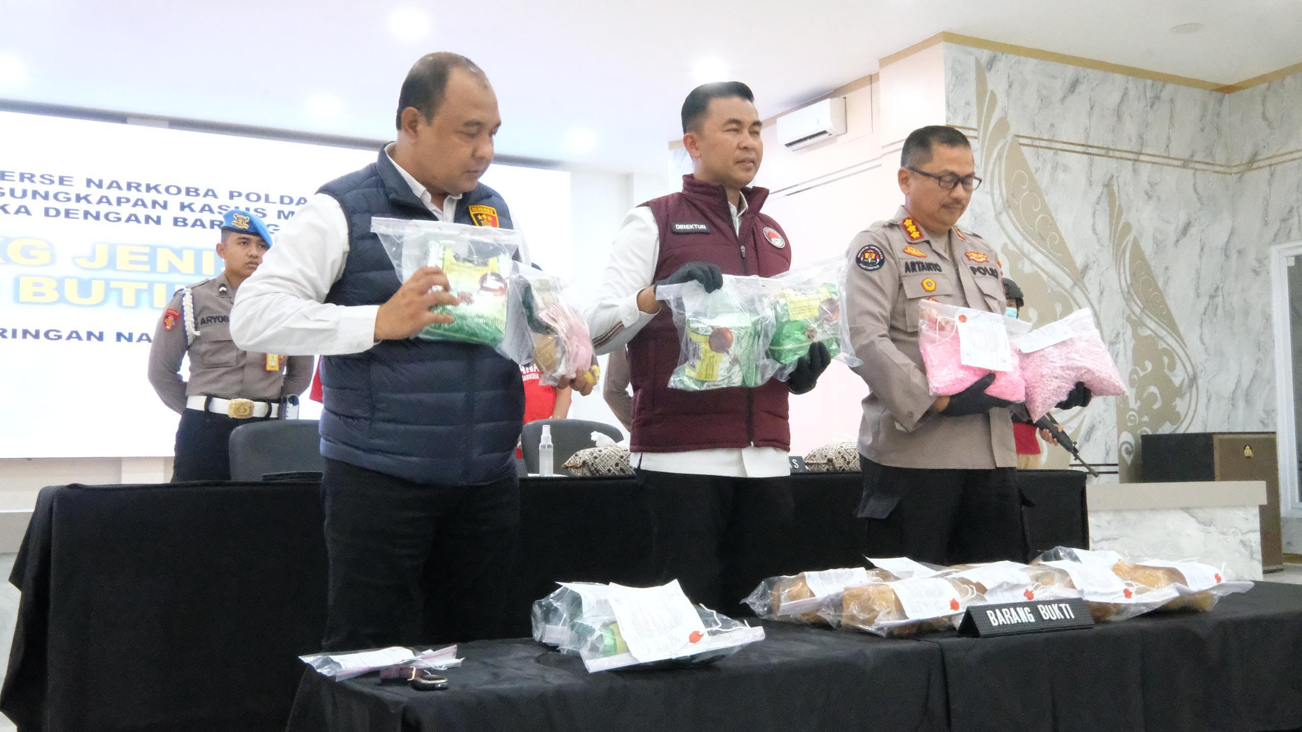 Direktorat Reserse Narkoba Polda Jawa Tengah berhasil membongkar kasus penyelundupan Narkotika dengan barang bukti 13,92 kg sabu dan 10.300 butir ekstasi. (Dok.Polda Jateng)