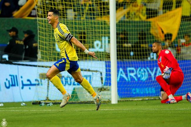 Pemain Al-Nassr Cristiano Ronaldo berselebrasi setelah mencetak gol ke gawang Al-Okhdood dalam laga lanjutan Liga Saudi. (Twitter/@AlNassrFC_EN)