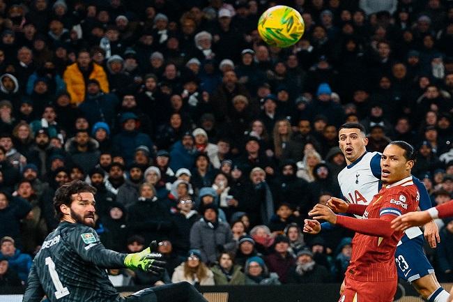 Pemain Tottenham Hotspur dan Liverpool saat berebut bola dalam laga Carabao Cup. (Twitter/@SpursOfficial)