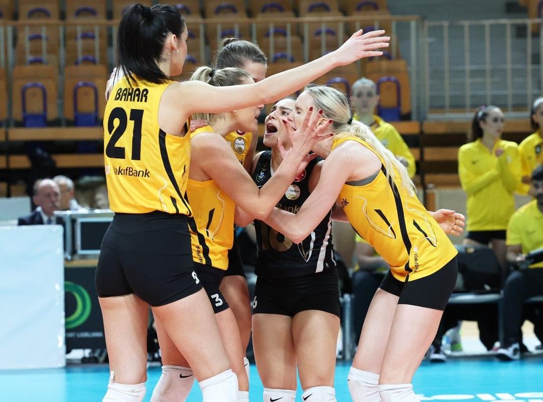 Para pemain VakifBank berselebrasi usai mendulang poin dalam pertandingan melawan Calcit Kamnik. (Twitter/ @VakifBankSK)