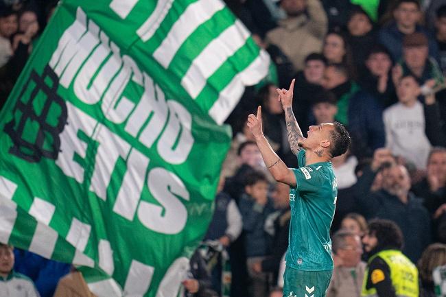 Pemain Real Betis Antony berselebrasi usai mencetak gol ke gawang Real Sociedad dalam laga lanjutan La Liga Spanyol. (Twitter/@RealBetis)