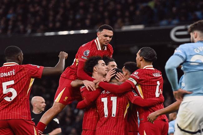 Para pemain Liverpool berselebrasi usai mencetak gol ke gawang Manchester City dalam laga lanjutan Premier League. (Twitter/@LFC)