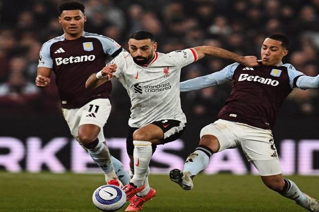 Pemain Liverpool Mohamed Salah (tengah) mendapat pengawalan ketat dari para pemain Aston Villa dalam pertandingan lanjutan Premier League. (Twitter/@LFC)
