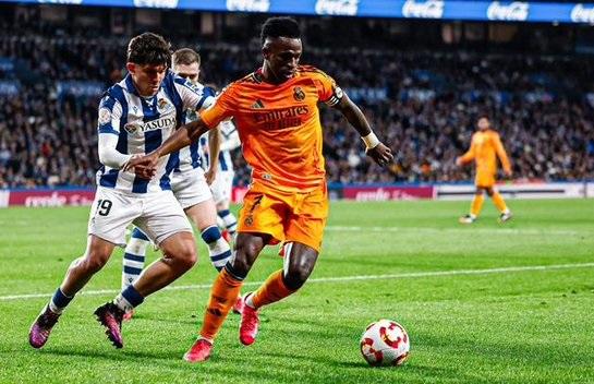 Pemain Real Madrid Vincius Junior mendapat pengawalan ketat dari pemain Real Sociedad dalam laga Copa del Rey. (Twitter/@realmadriden)