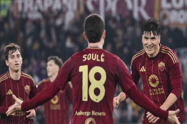 Para pemain AS Roma berselebrasi usai mencetak gol ke gawang Monza dalam laga lanjutan Serie A Italia. (Twitter/@ASRomaEN)