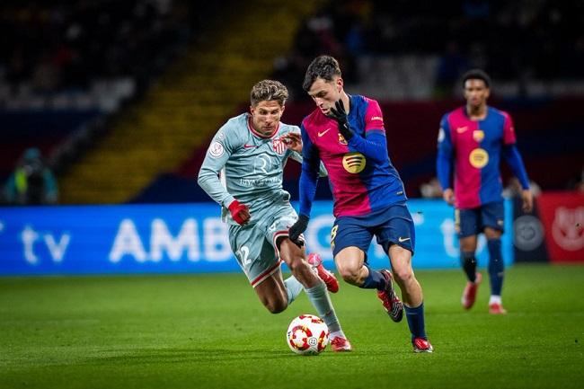 Pemain Barcelona dan Atletico Madrid berebut bola dalam laga pertama babak semifinal Copa del Rey. (Twitter/@FCBarcelona)