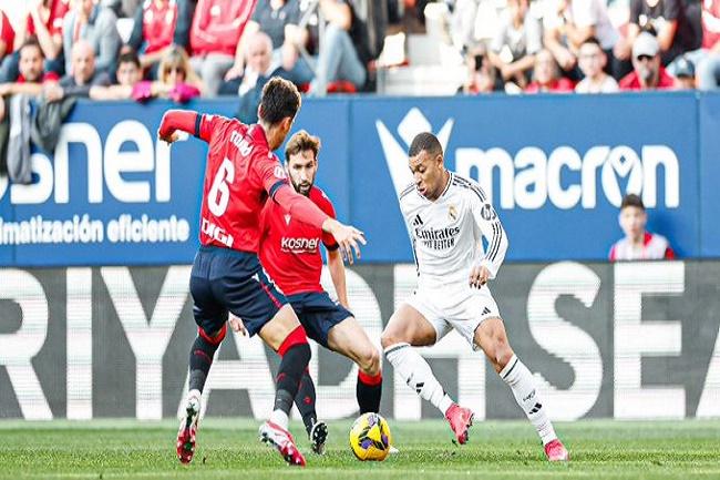 Pemain Real Madrid Kylian Mbappe (kanan) mendapat pengawalan ketat dari para pemain Osasuna dalam pertandingan lanjutan La Liga Spanyol. (Twitter/@realmadrid)