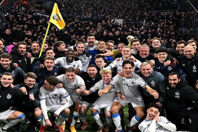 Para pemain Club Brugge berselebrasi usai memastikan lolos ke babak 16 besar Liga Champions dengan menyingkirkan Atalanta. (Twitter/@ChampionsLeague)