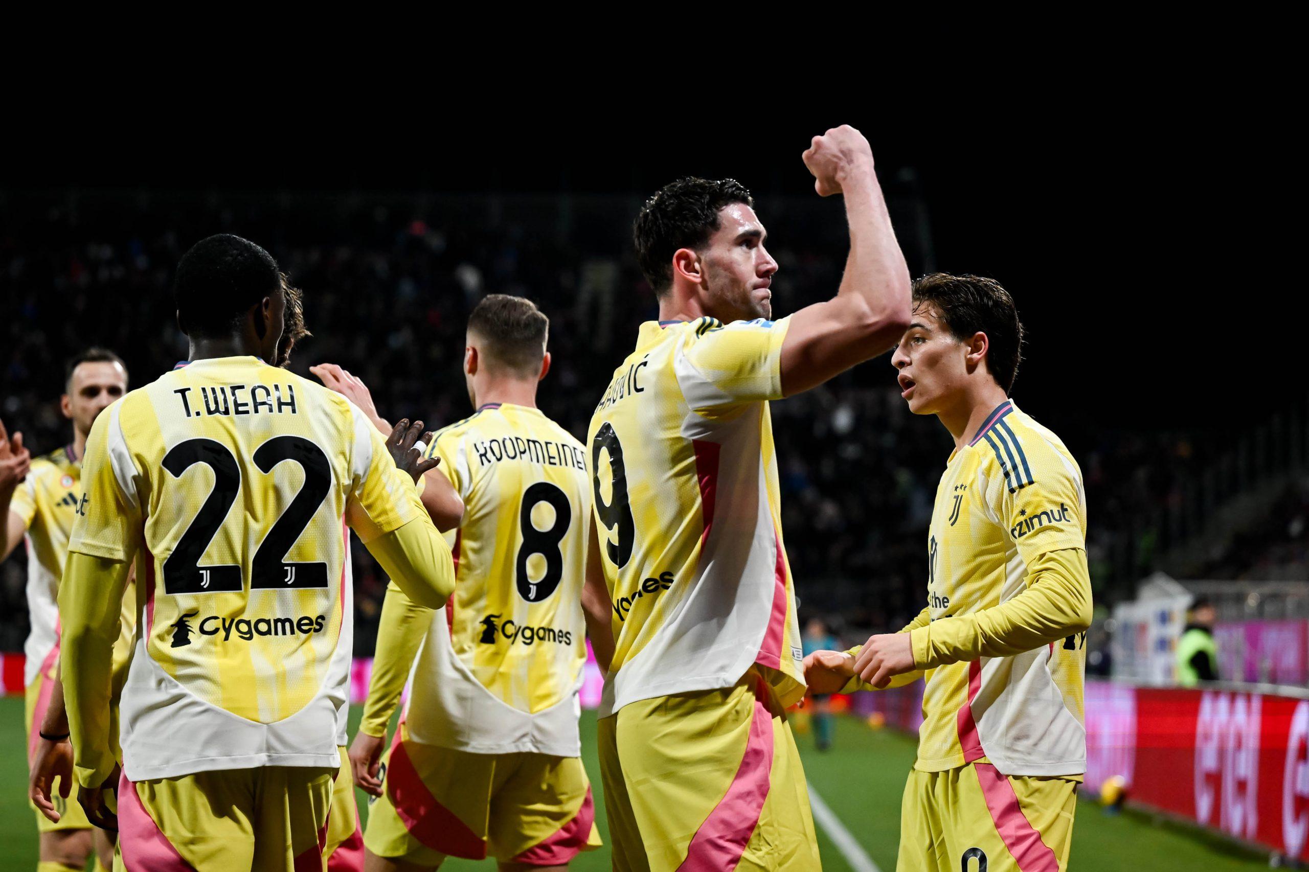 Para pemain Juventus berselebrasi usai mencetak gol ke gawang Cagliari dalam laga lanjutan Serie A Italia. (Twitter/@juventusfcen)