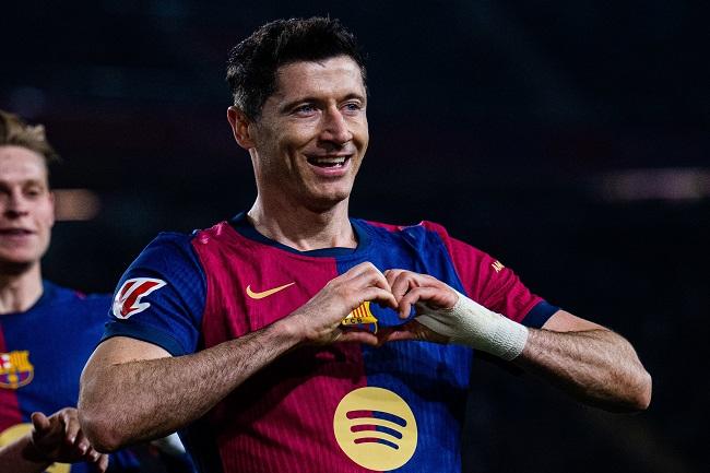 Pemain Barcelona Robert Lewandowski berselebrasi usai mencetak gol ke gawang Rayo Vallecano dalam pertandingan lanjutan La Liga Spanyol. (Twitter/@FCBarcelona)