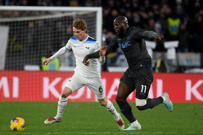 Penyerang Napoli Romelu Lukaku (kanan) mendapat pengawala ketat pemain Lazio dalam pertandingan lanjutan Serie A Italia. (Twitter/@SerieA)