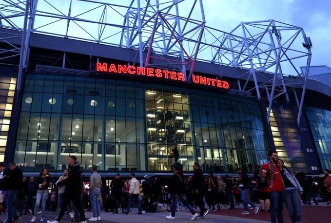 Para pendukung saat berada di stadion Old Trafford markas Manchester United. (Twitter/@ManUtd)
