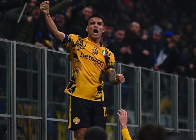 Pemain Inter Milan Lautaro Martinez berselebrasi usai mencetak gol ke gawang Genoa dalam laga lanjutan Serie A Italia. (Twitter/@Inter)