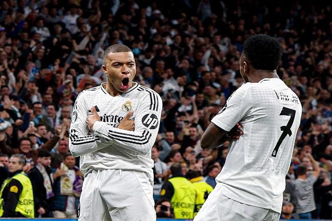Pemain Real Madrid Kylian Mbappe (kiri) berselebrasi usai mencetak gol ke gawang Manchester City dalam laga playoff babak 16 besar Liga Champions. (Twitter/@realmadriden)