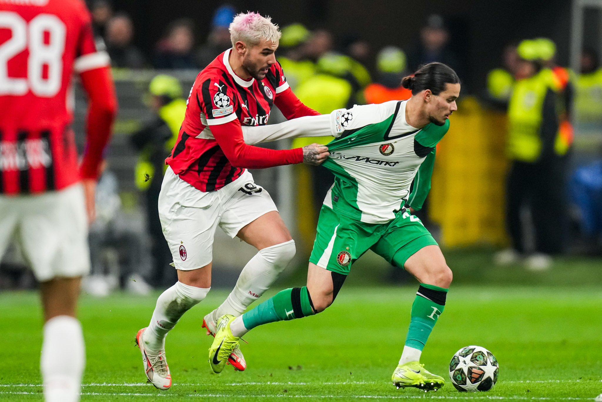 Pemain AC Milan Theo Hernandez (kiri) melakukan pelanggaran kepada pemain Feyenoord dalam laga leg kedua playoff babak 16 besar Liga Champions. (Twitter/@Feyenoord)