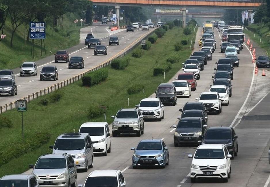 Sejumlah kendaraan saat melintas di jalan tol dalam arus mudik. (IST)