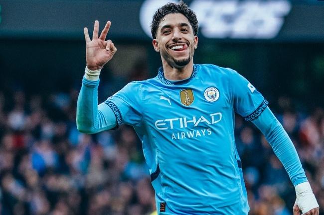 Pemain Manchester City Omar Marmoush berselebrasi usai mencetak 3 gol dalam laga melawan Newcastle di ajang Premier League. (Twitter/@ManCity)