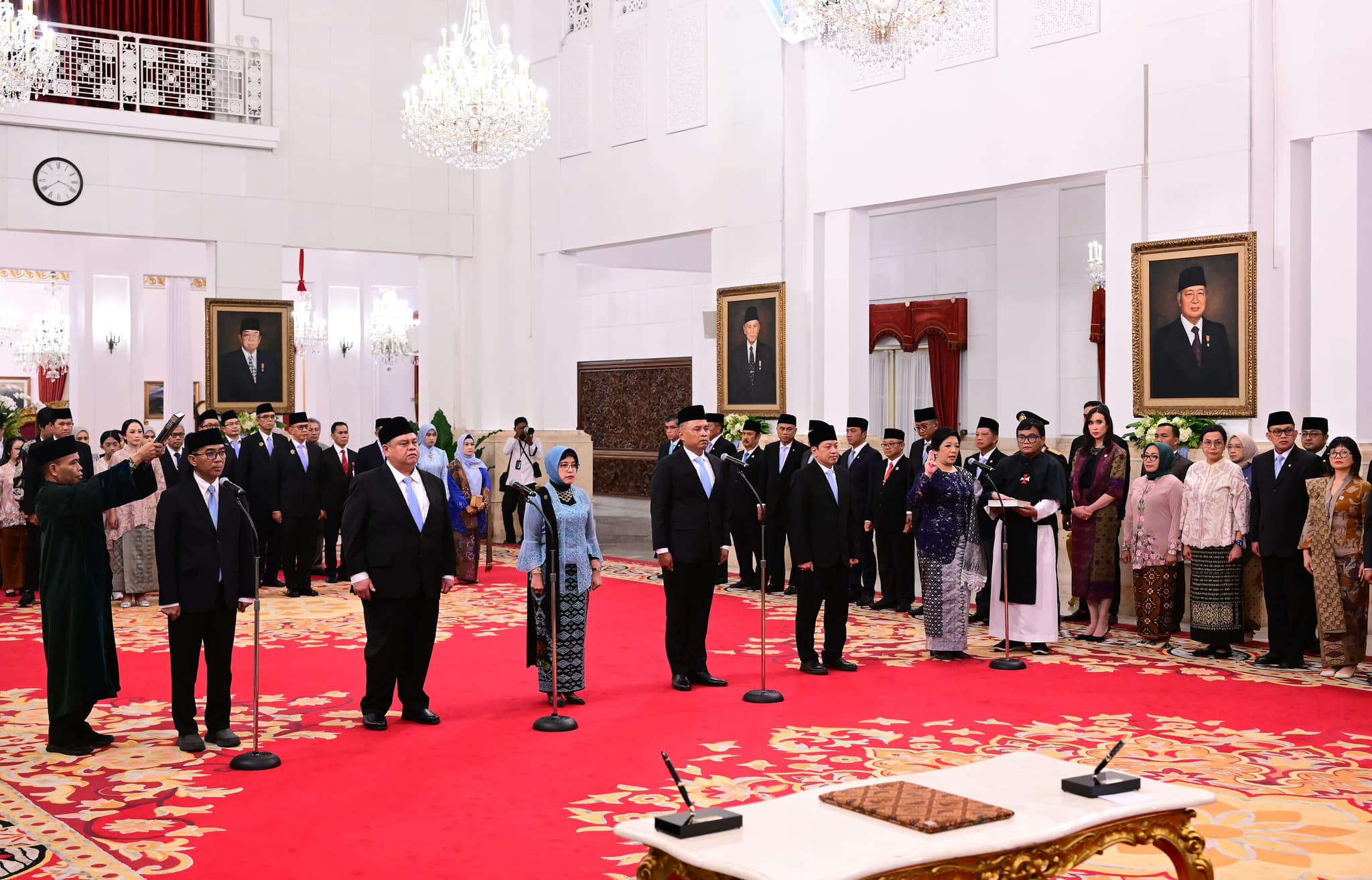 Pelantikan Mendiktisaintek dan sejumlah pejabat Negara di Istana Negara, Jakarta. (Dok.Setkab RI)