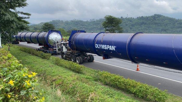 truk oven raksasa melintas di ungaran semarang
