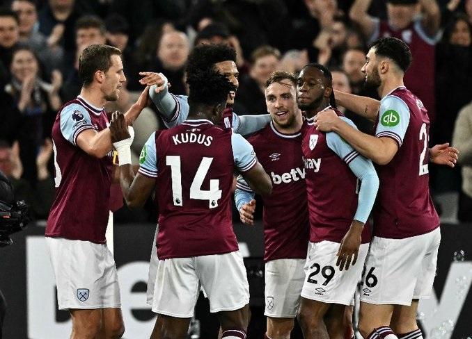 Para pemain West Ham berselebrasi usai mencetak gol ke gawang Leicester City dalam laga lanjutan Premier League. (Twitter/@premierleague)